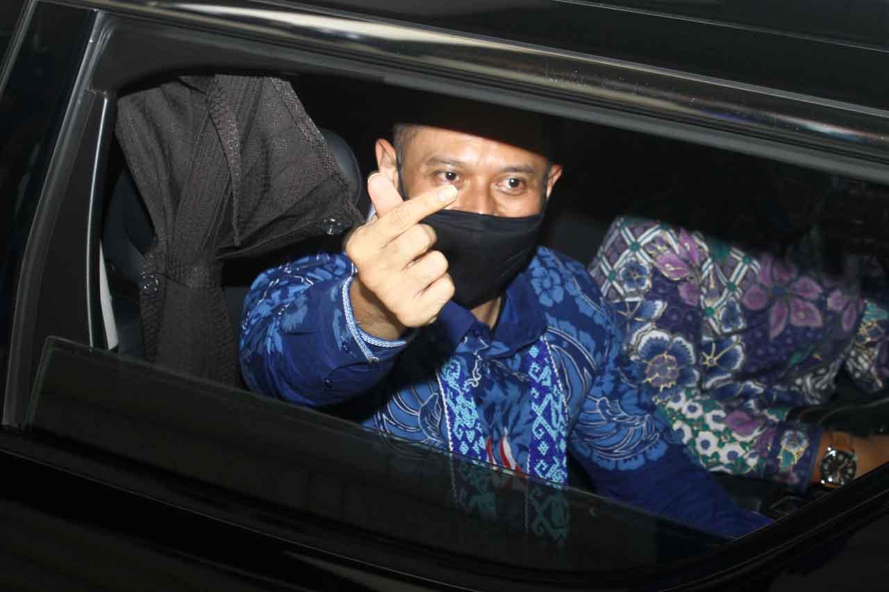 AHY Acungkan Salam Cinta...