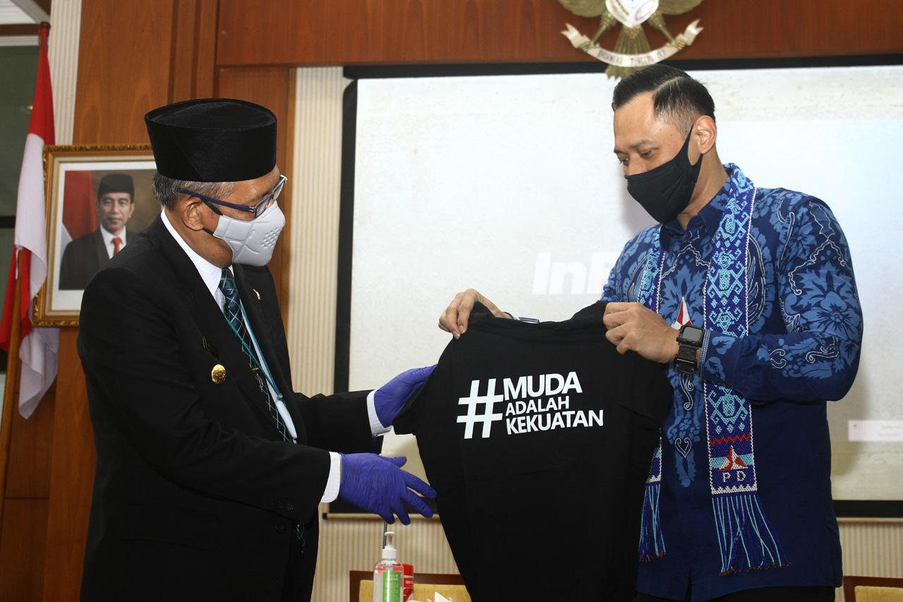AHY Acungkan Salam Cinta...