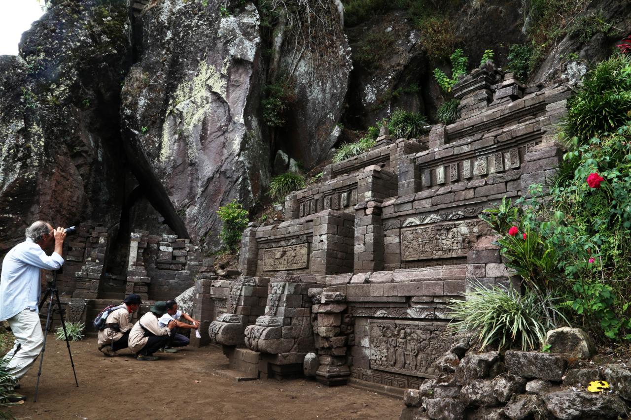 Megahnya Candi Kendalisada,...