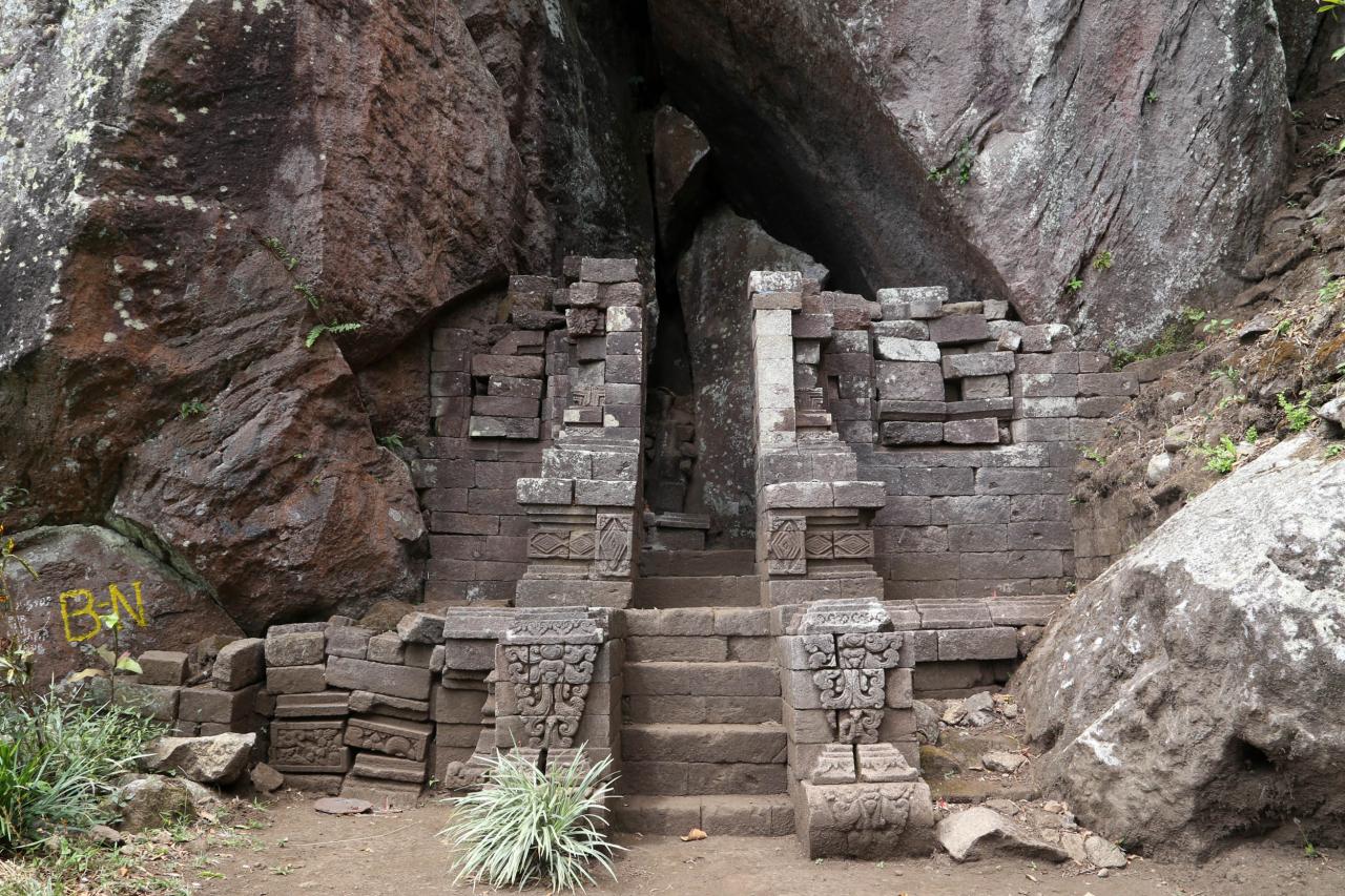 Megahnya Candi Kendalisada,...