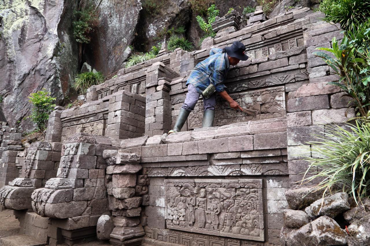 Megahnya Candi Kendalisada,...