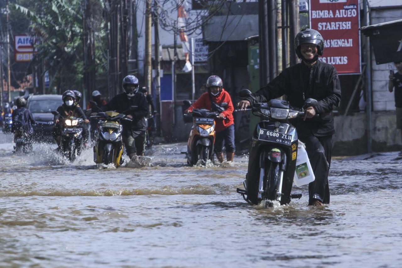 Banjir Rendam Ruas Jalan...