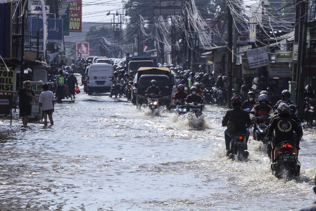 Banjir Rendam Ruas Jalan...