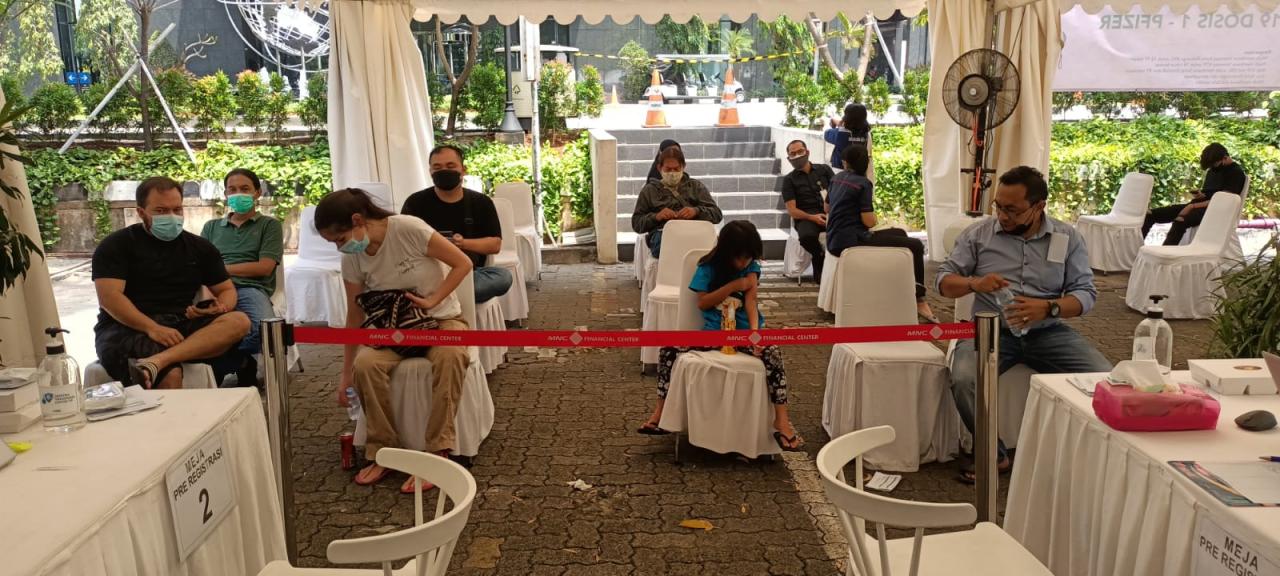 Suasana Sentra Vaksin...