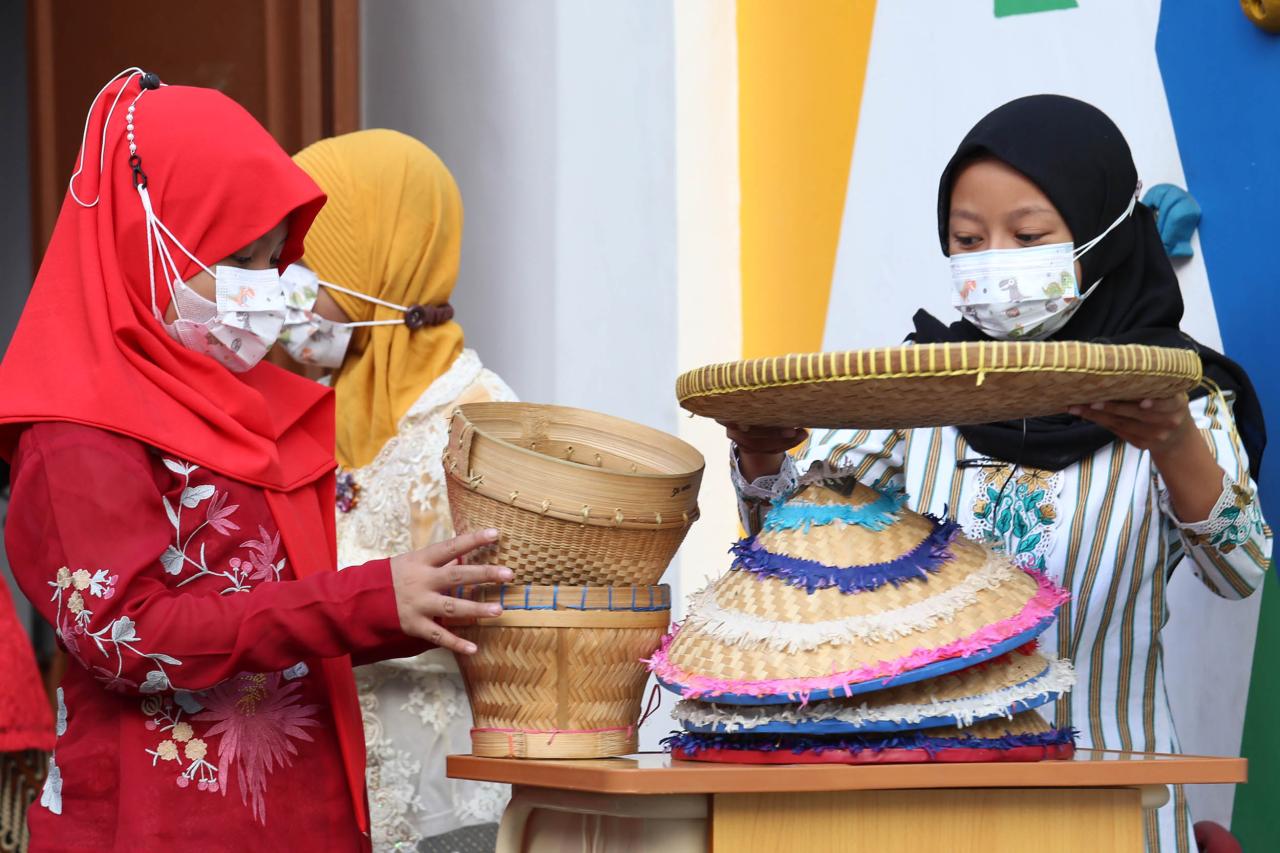 Pelajar Surabaya Suguhkan...
