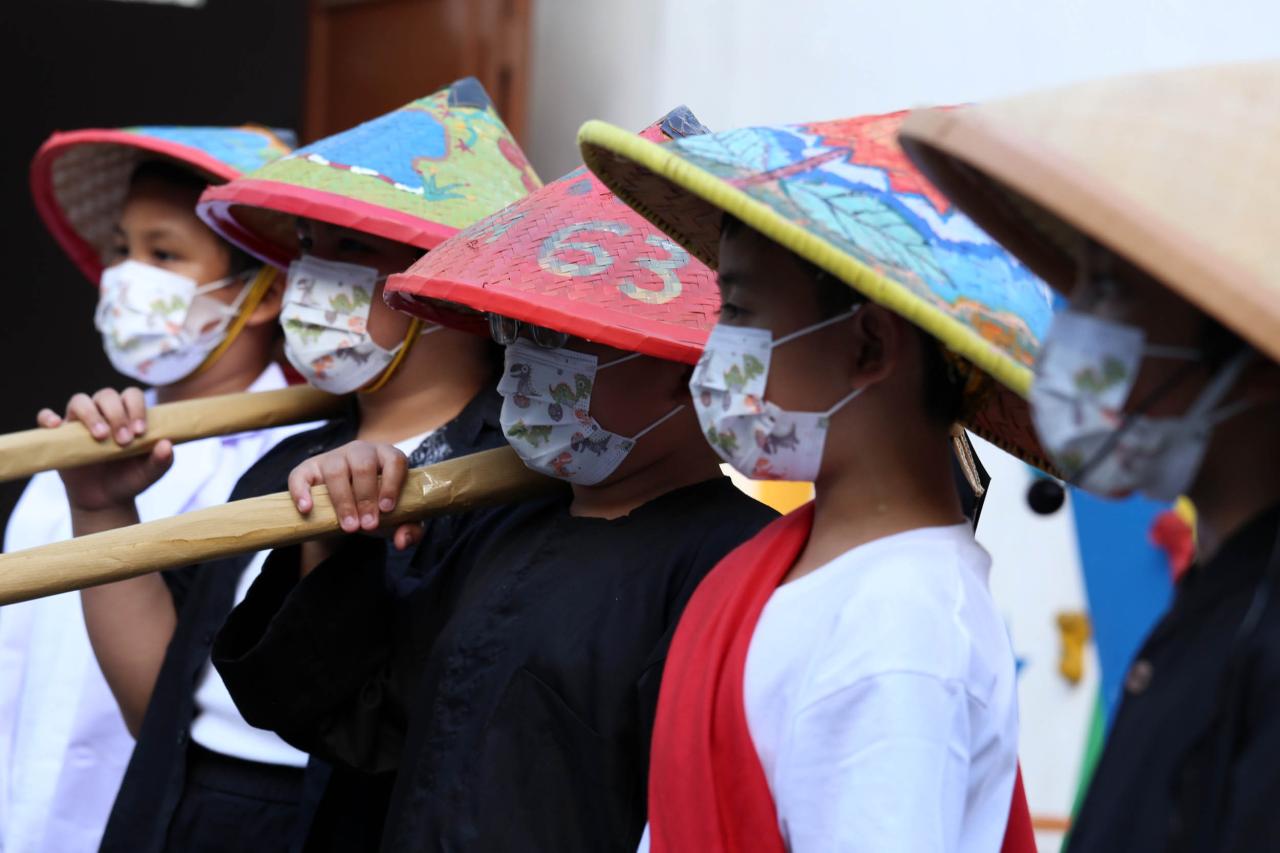 Pelajar Surabaya Suguhkan...