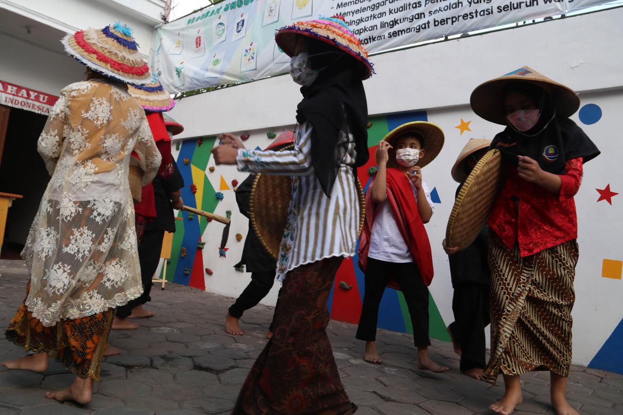 Pelajar Surabaya Suguhkan...