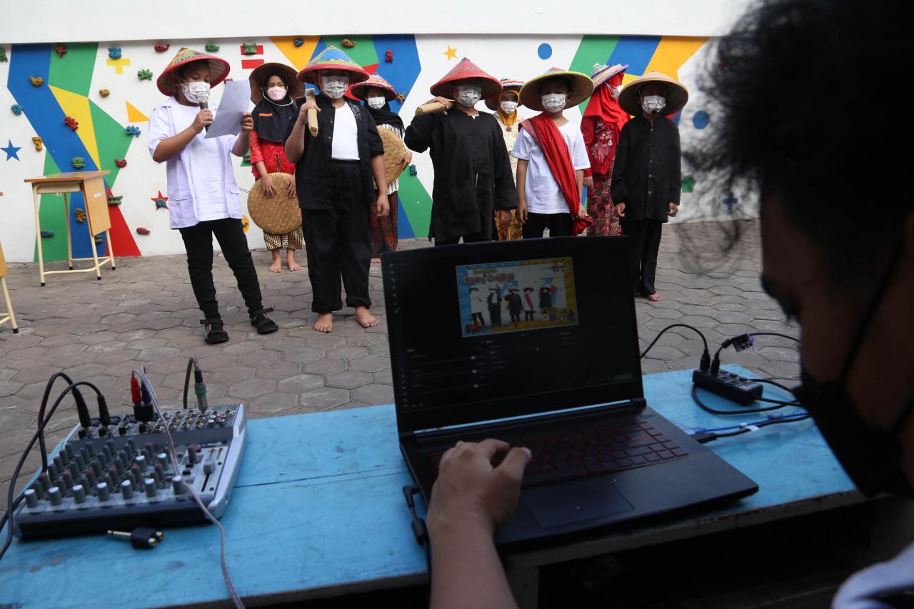 Pelajar Surabaya Suguhkan...