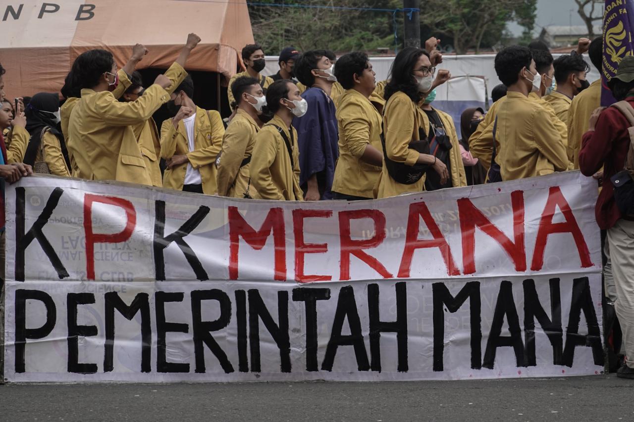 Mahasiswa Gelar Aksi...