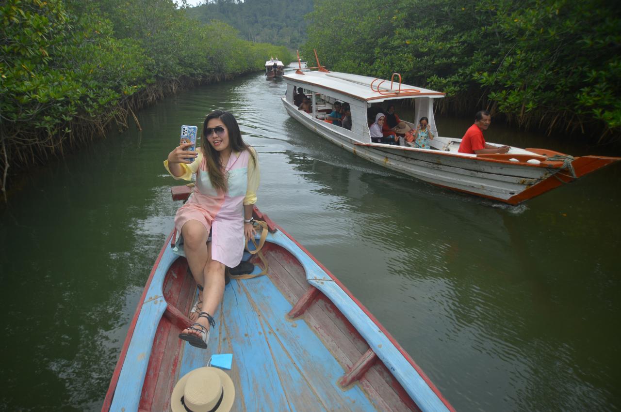 Menyusuri Hutan Mangrove...