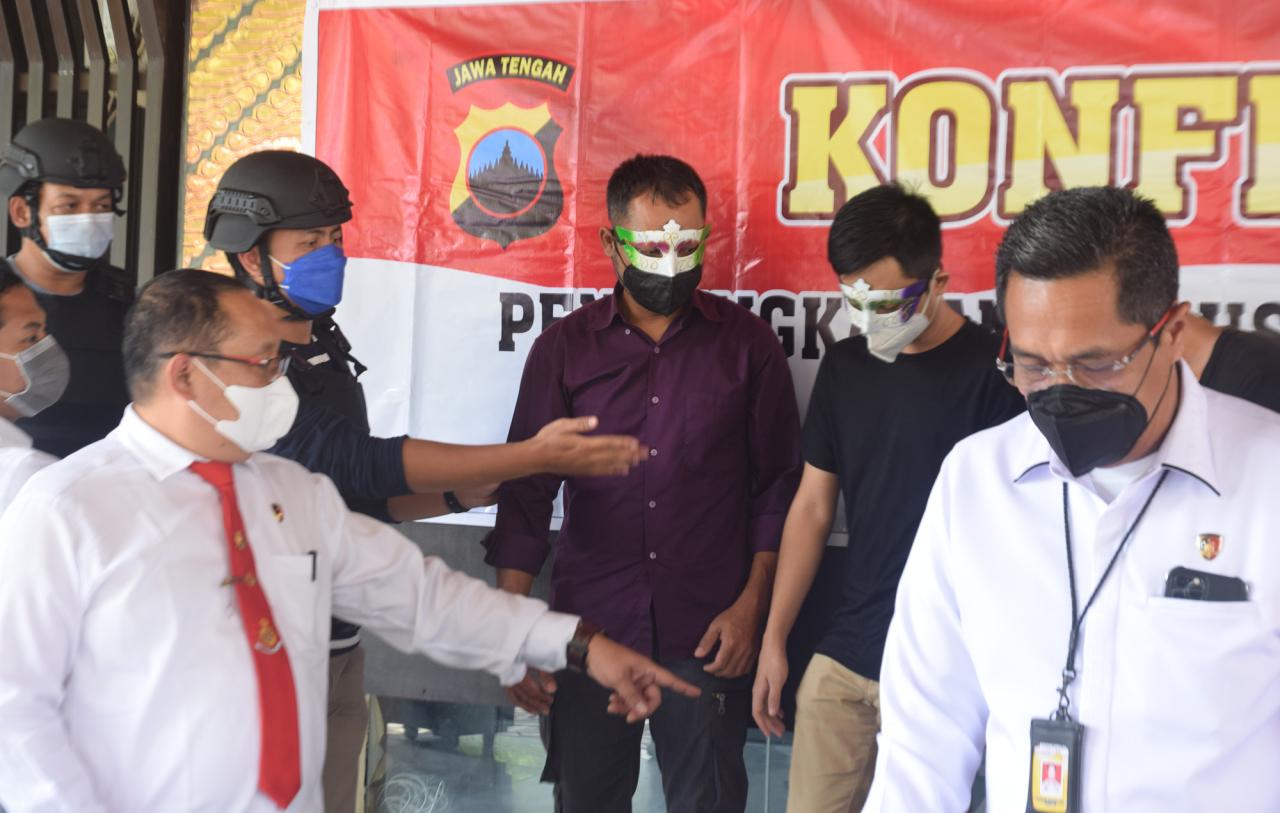 Pakai Topeng Pesta Dansa,...