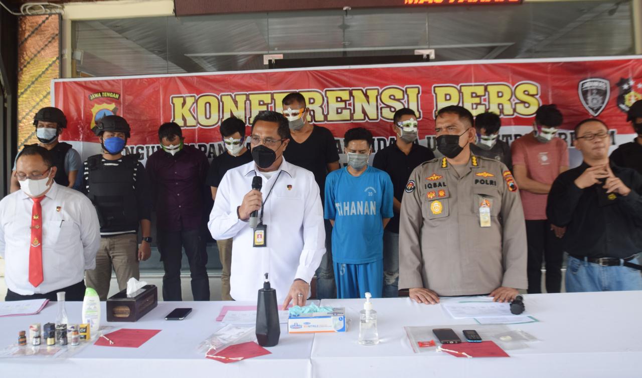 Pakai Topeng Pesta Dansa,...