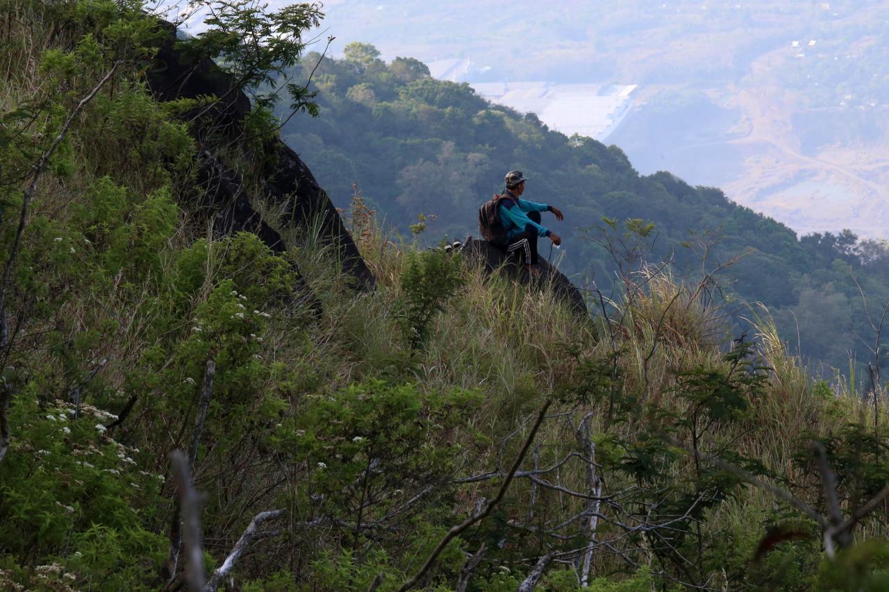 Mendaki Gunung Merekam...