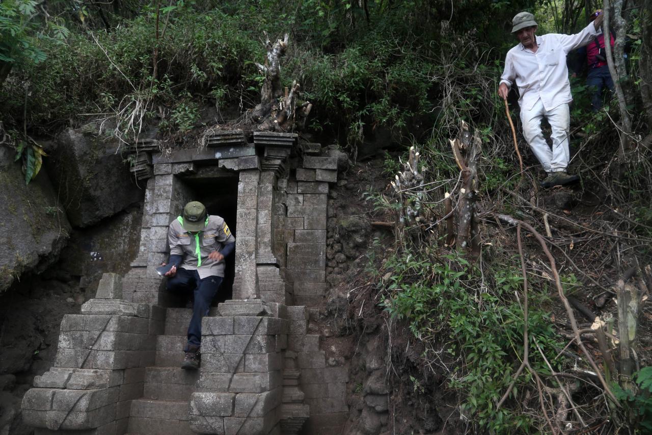 Mendaki Gunung Merekam...