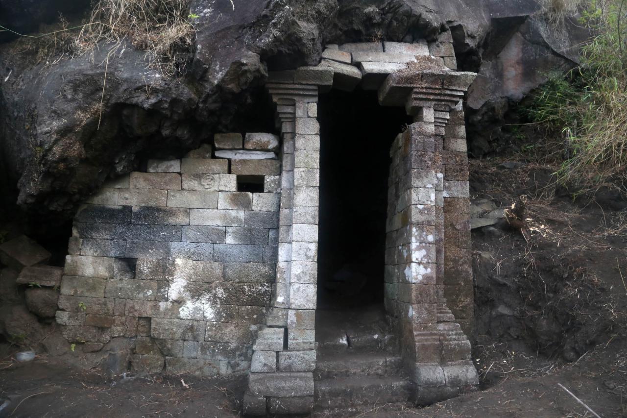 Mendaki Gunung Merekam...