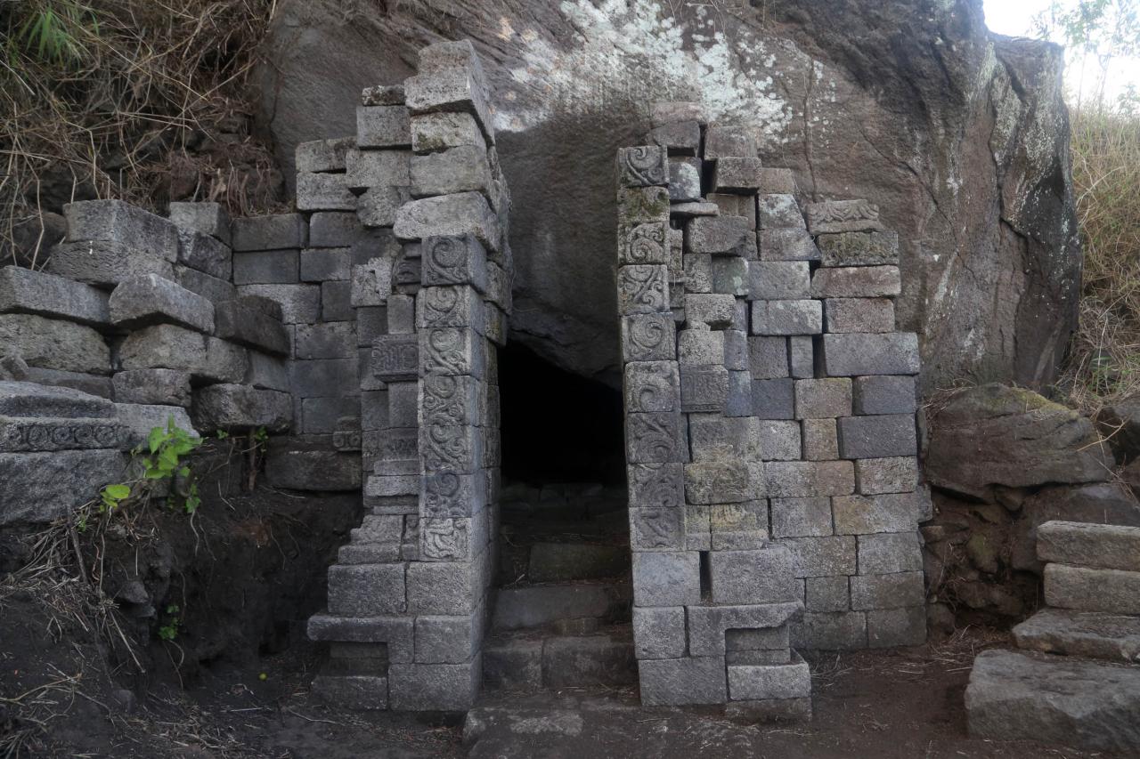 Mendaki Gunung Merekam...
