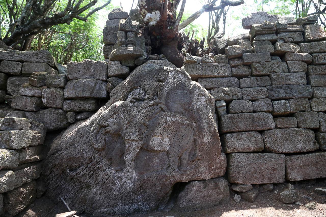 Mendaki Gunung Merekam...