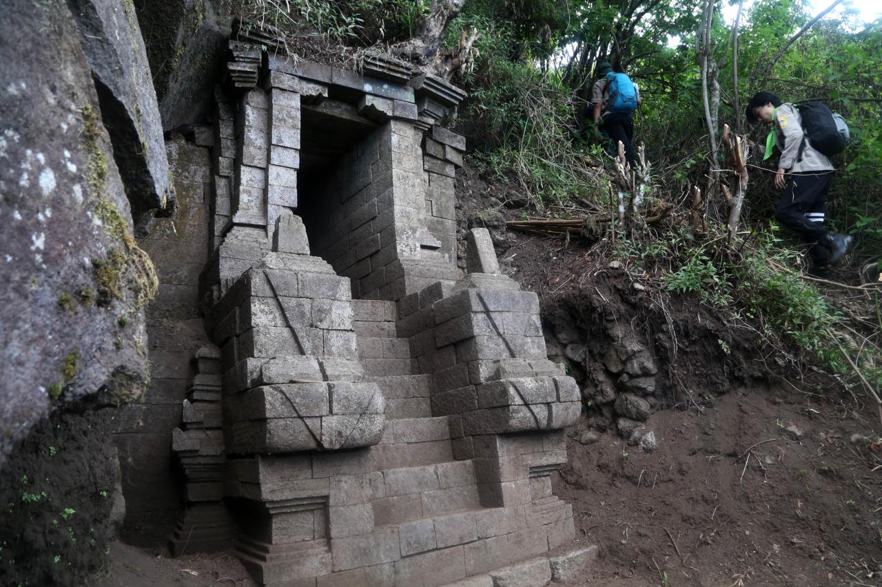 Mendaki Gunung Merekam...