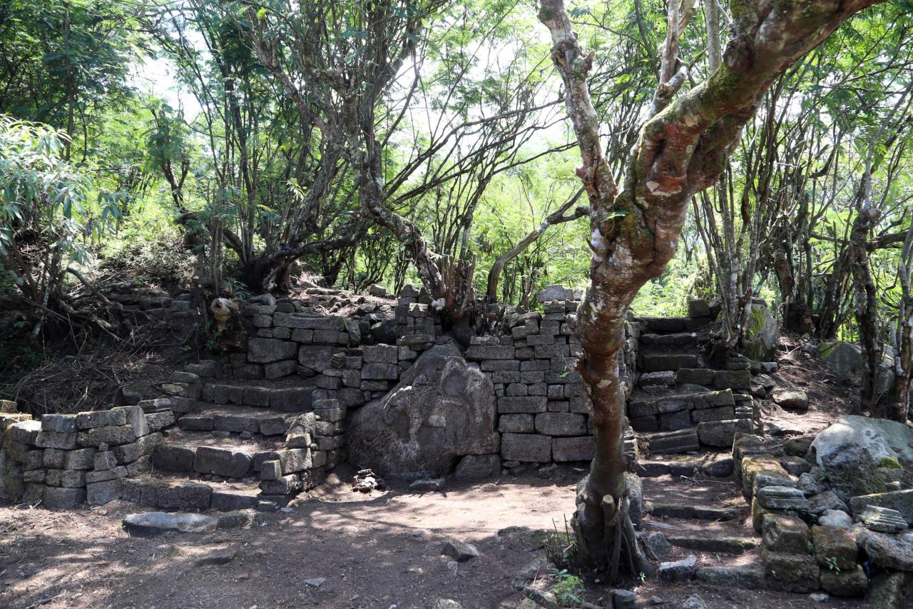 Mendaki Gunung Merekam...