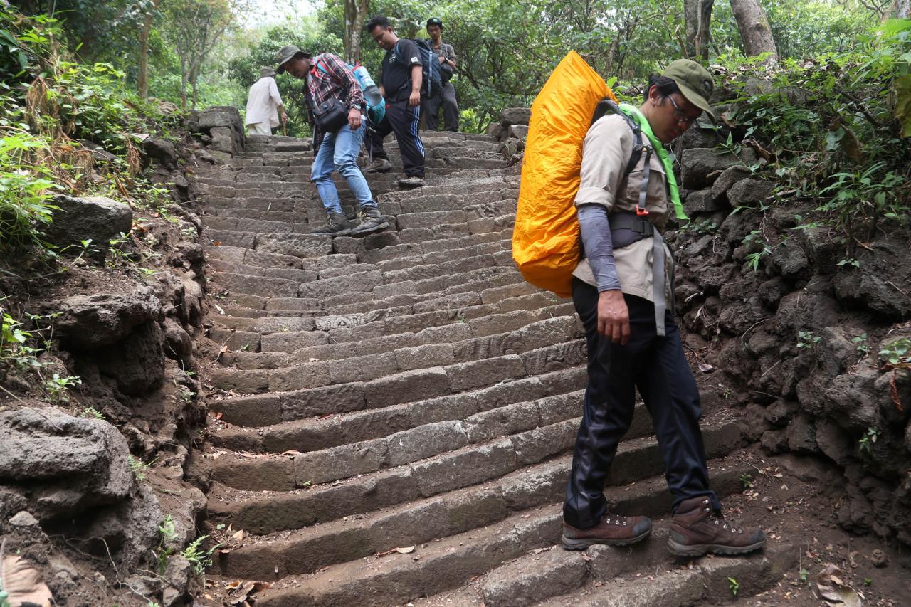 Mendaki Gunung Merekam...