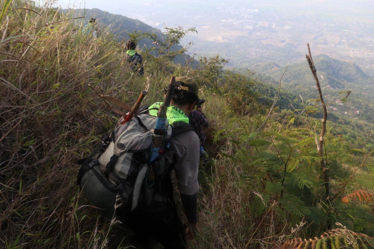 Mendaki Gunung Merekam...