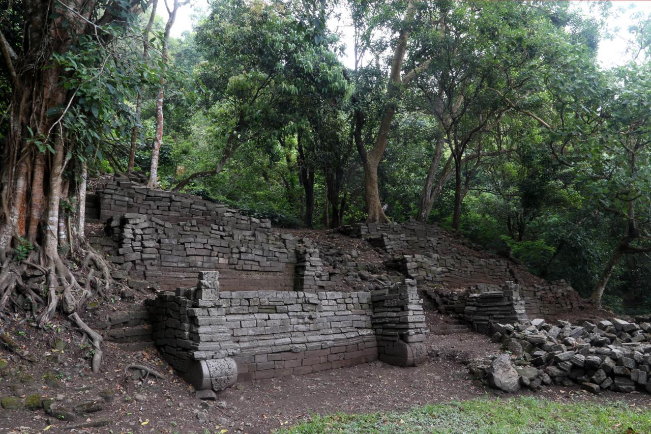 Mendaki Gunung Merekam...