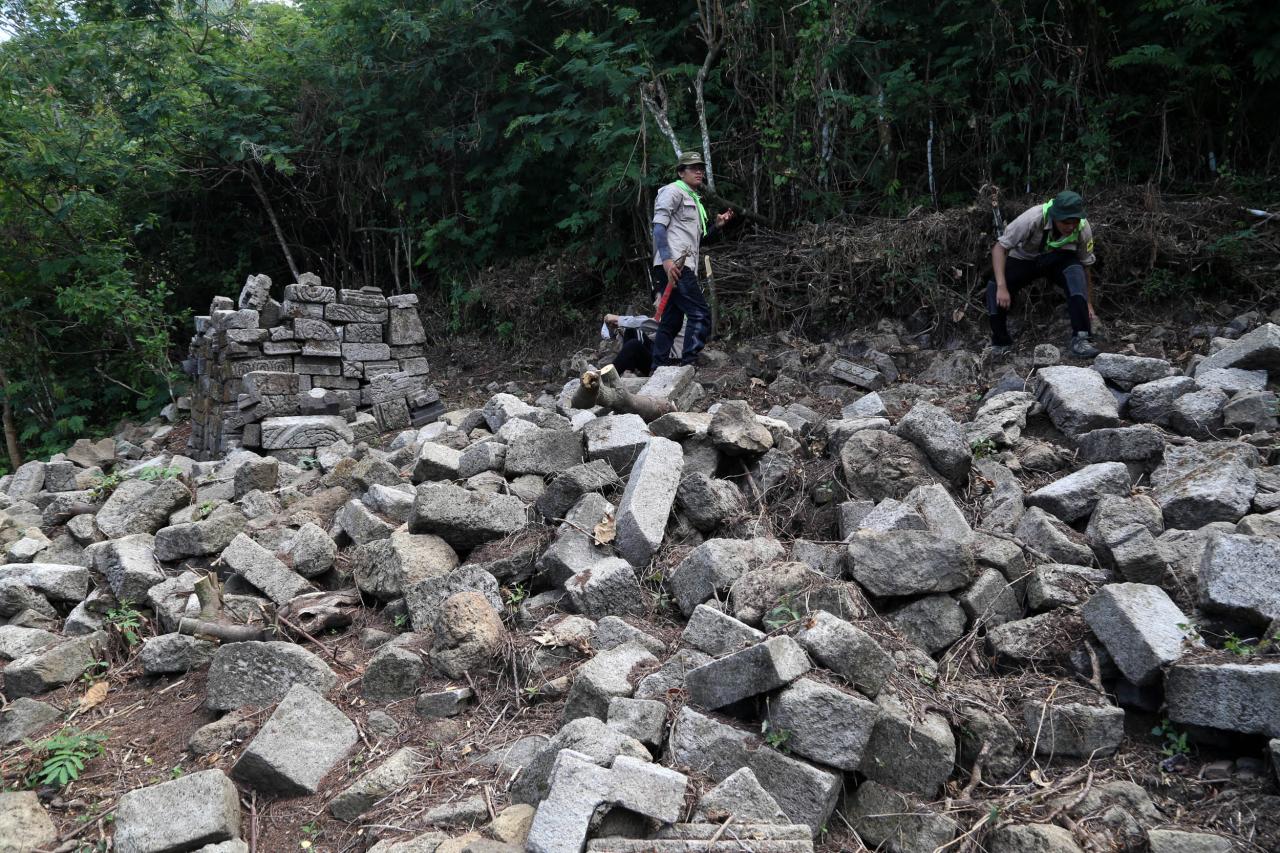 Mendaki Gunung Merekam...
