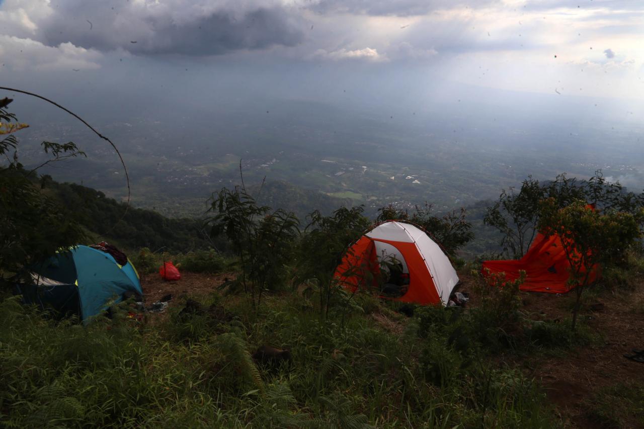 Mendaki Gunung Merekam...