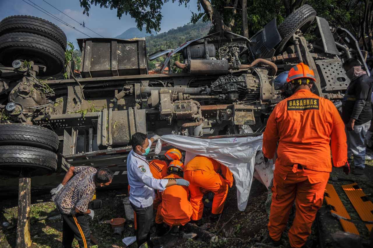 Dua Orang Tewas Tergencet...