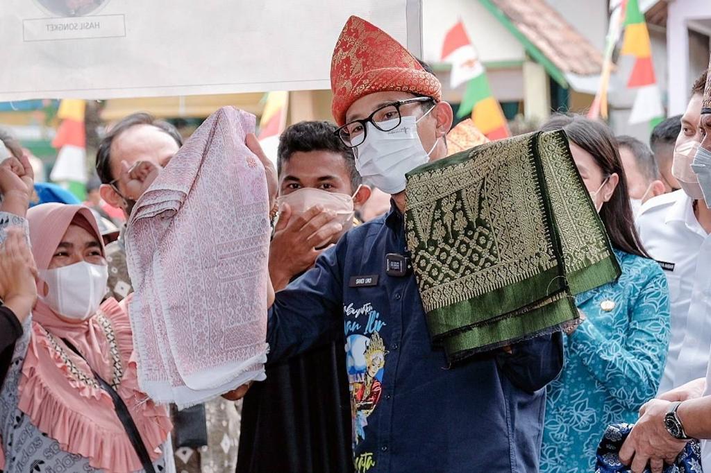 Sandiaga Uno Memberi...