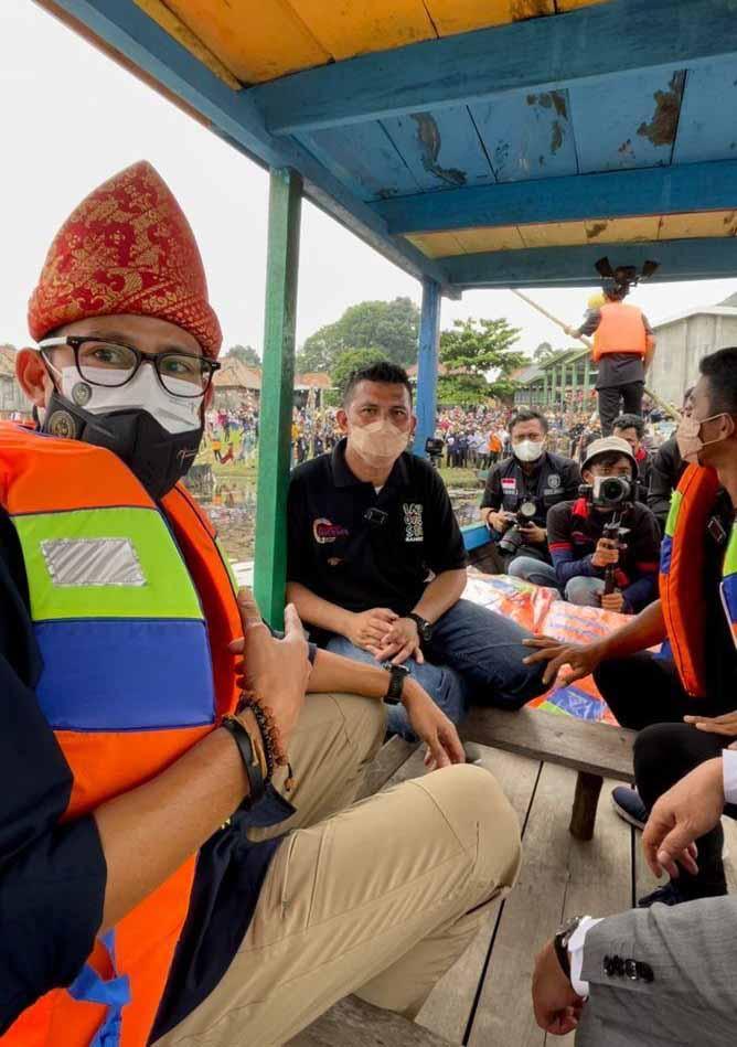 Sandiaga Uno Memberi...