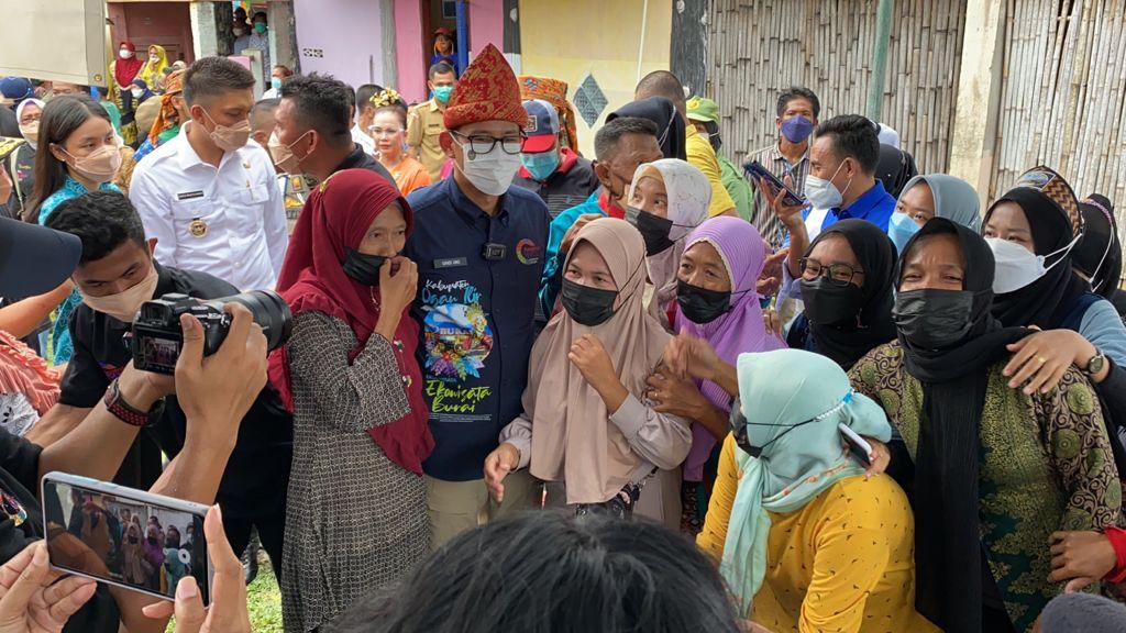 Sandiaga Uno Memberi...