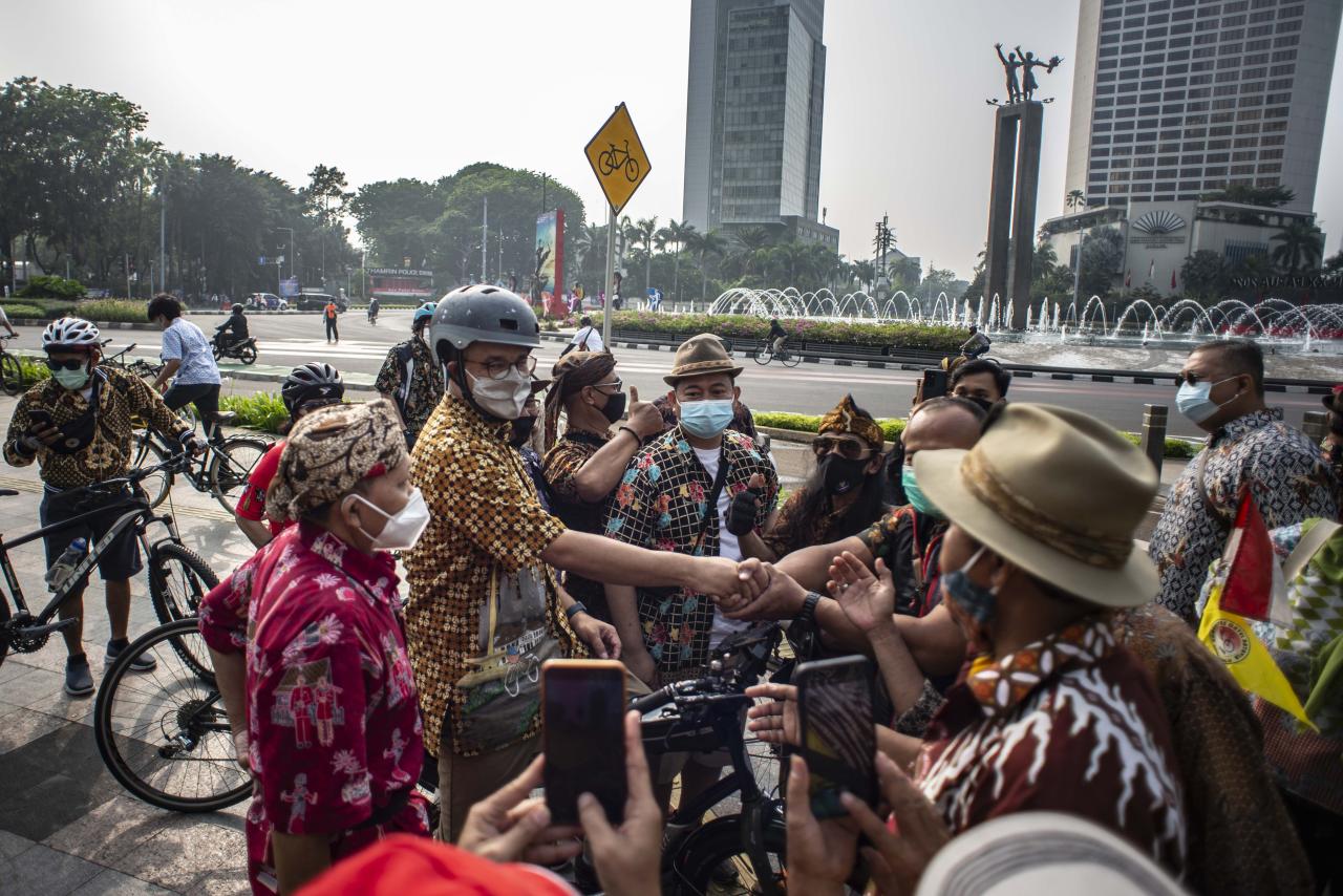 Kenakan Batik, Anies...