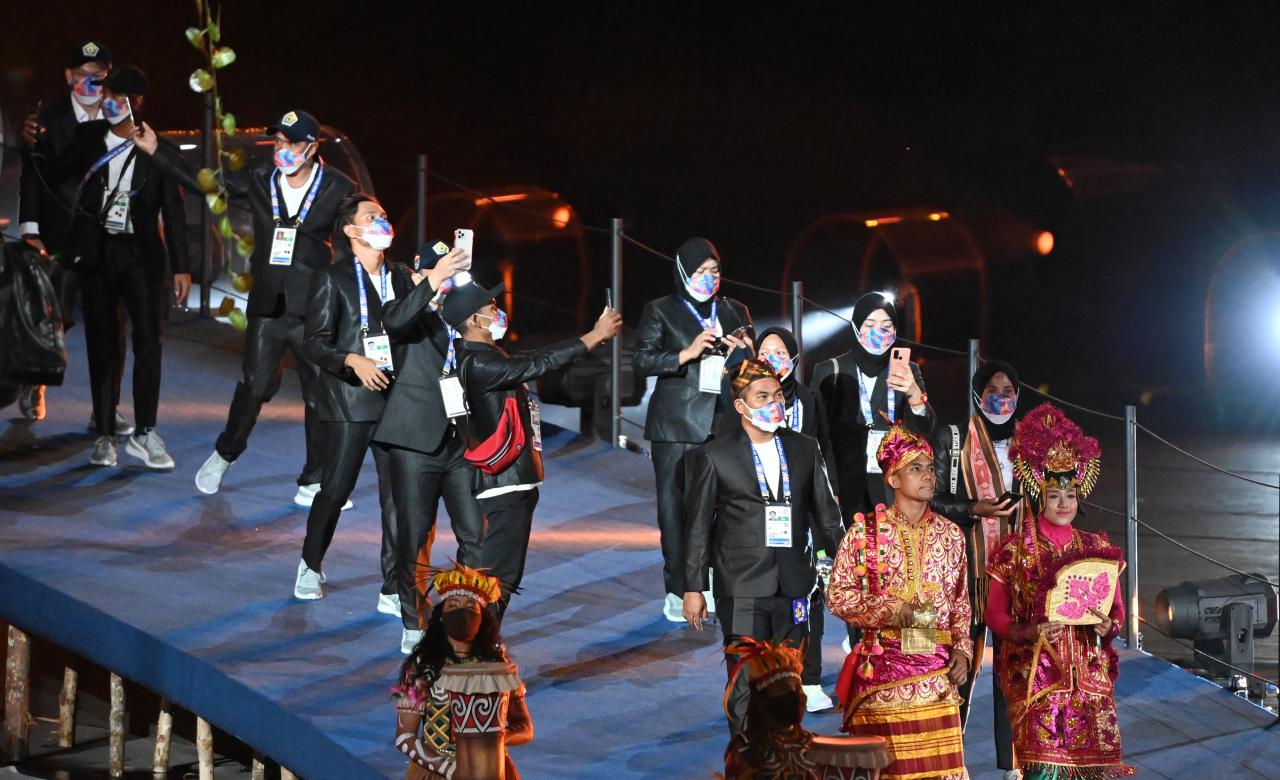 Defile 34 Kontingen...