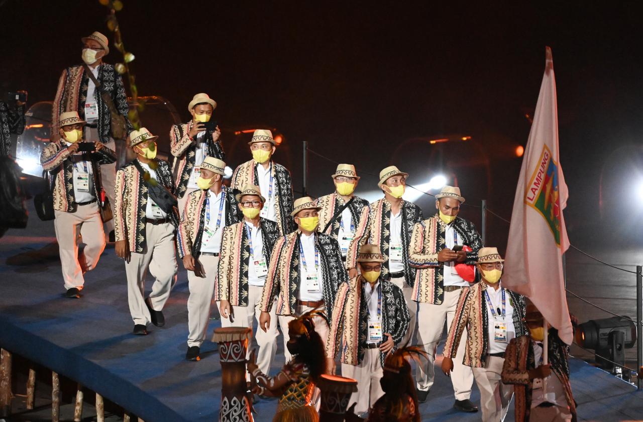 Defile 34 Kontingen...