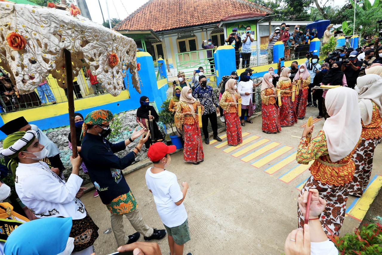 Kunjungi Desa Cikolelet,...