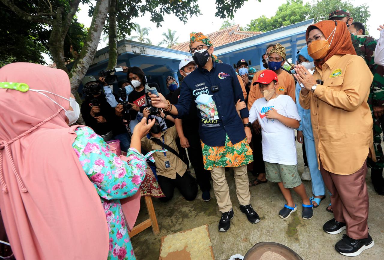 Kunjungi Desa Cikolelet,...