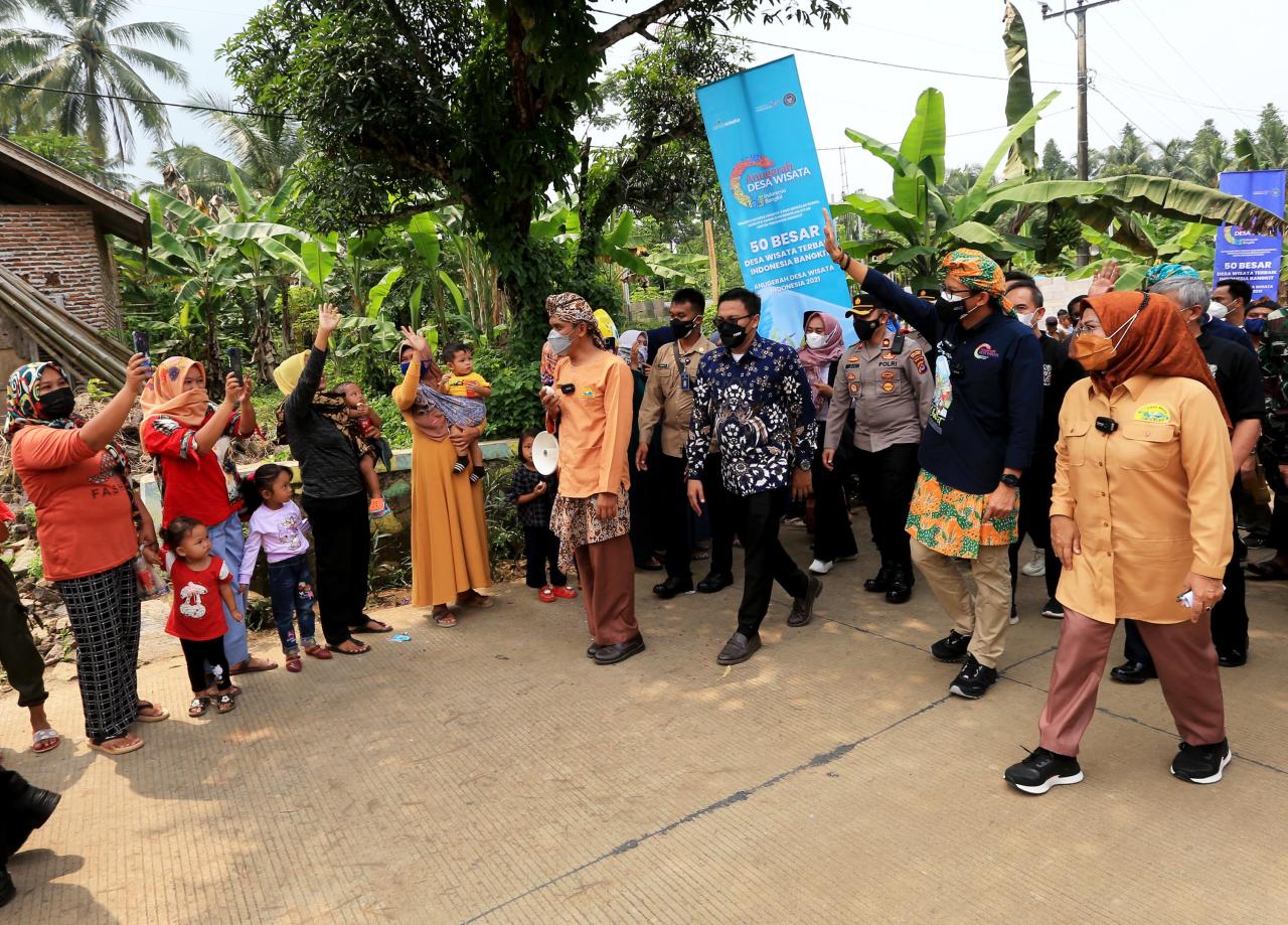 Kunjungi Desa Cikolelet,...