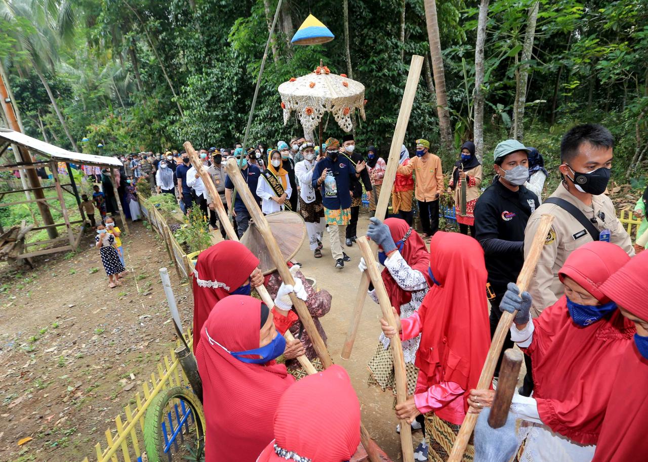 Kunjungi Desa Cikolelet,...