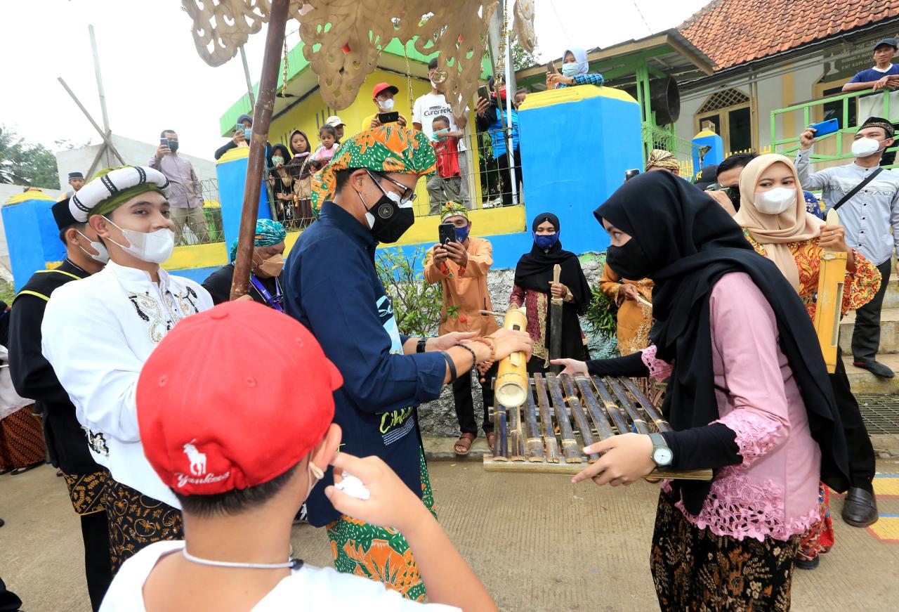 Kunjungi Desa Cikolelet,...