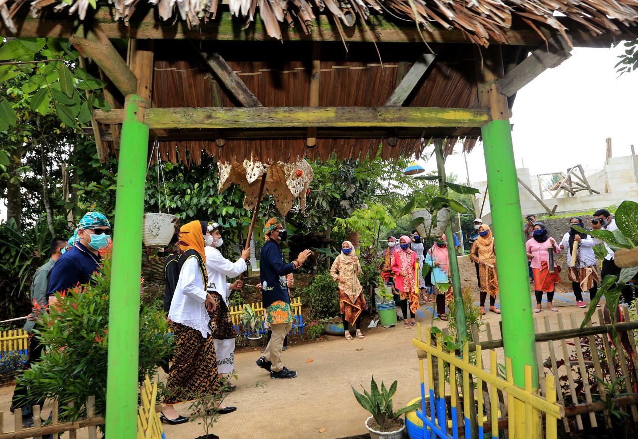 Kunjungi Desa Cikolelet,...