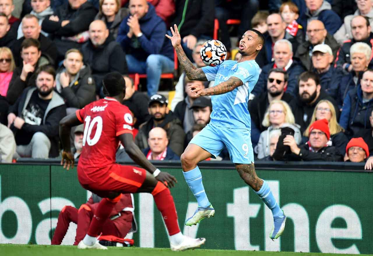 Seri 2-2, Manchester...