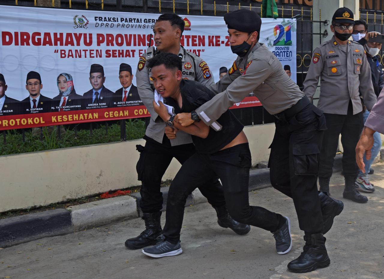 Polisi Bubarkan Aksi...