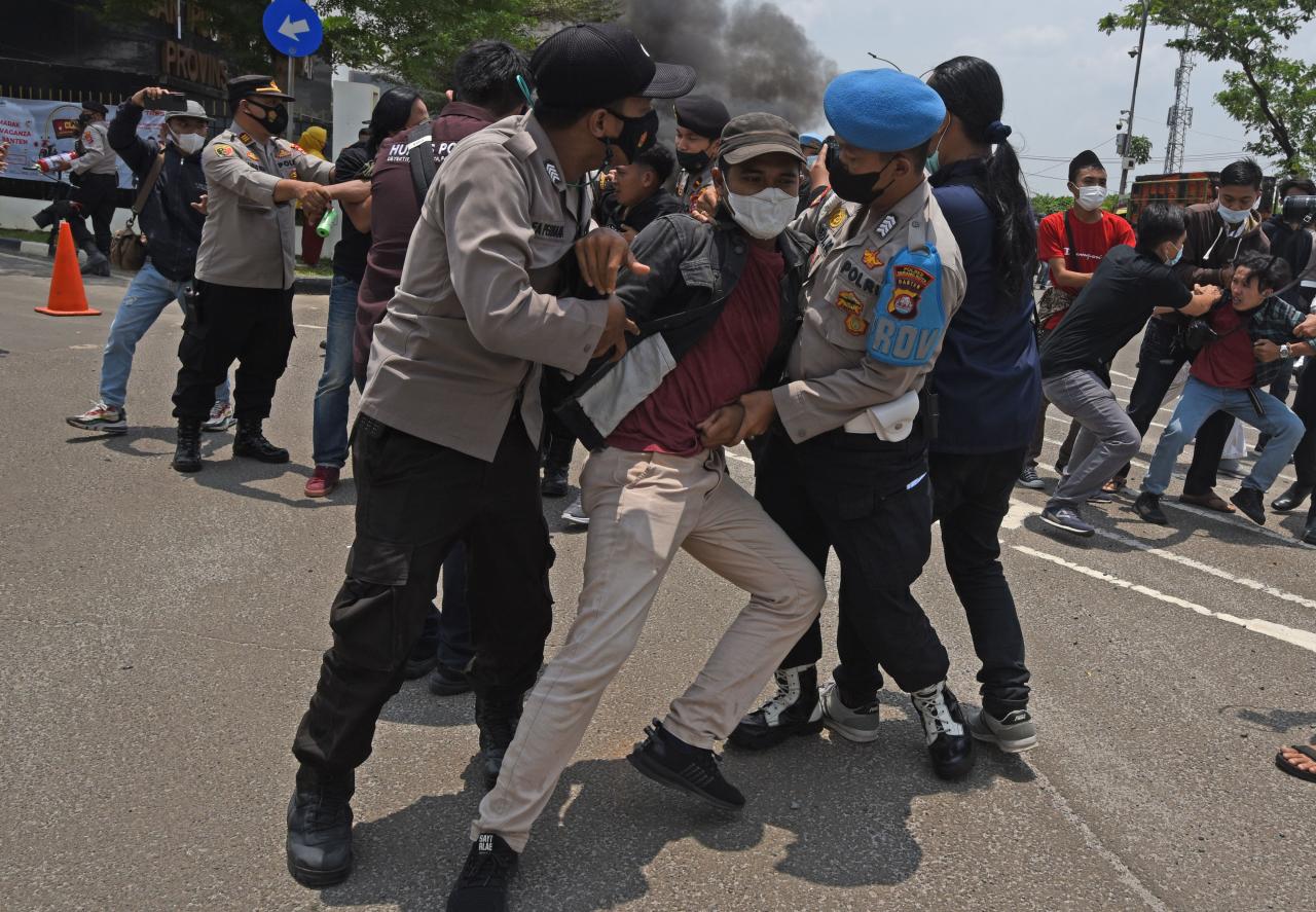 Polisi Bubarkan Aksi...