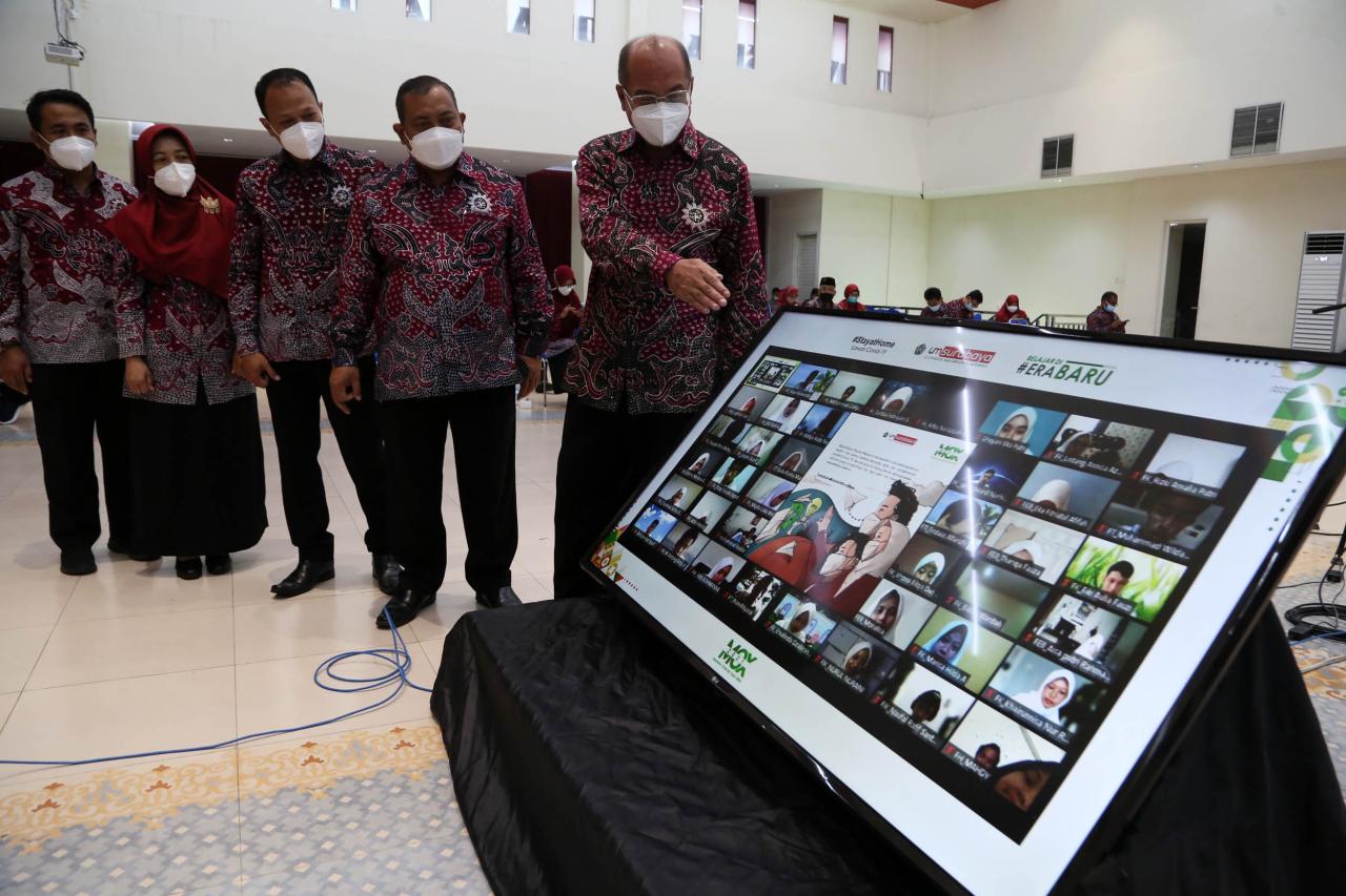 Ribuan Mahasiswa Surabaya...