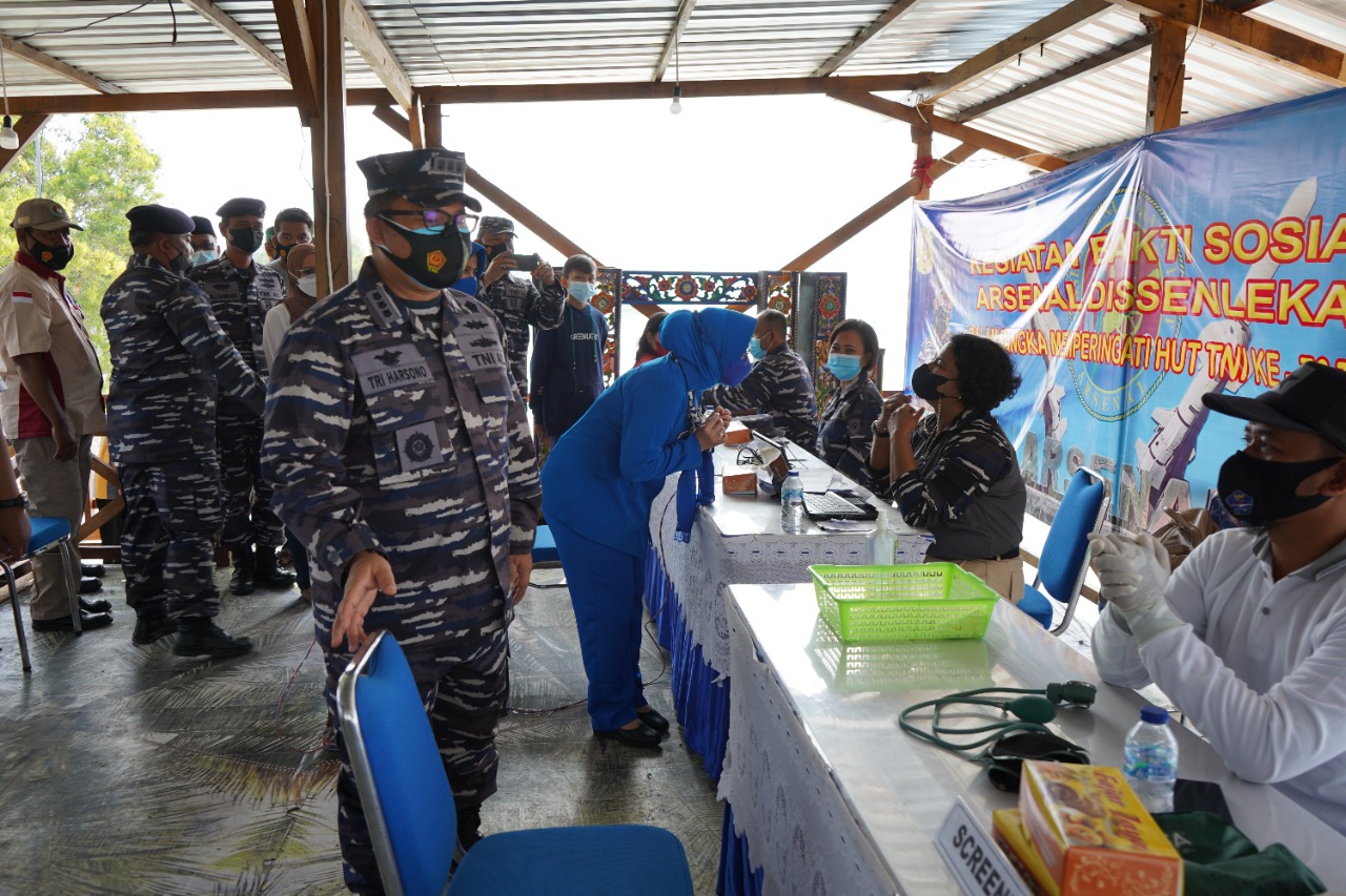 TNI Angkatan Laut Bagikan...