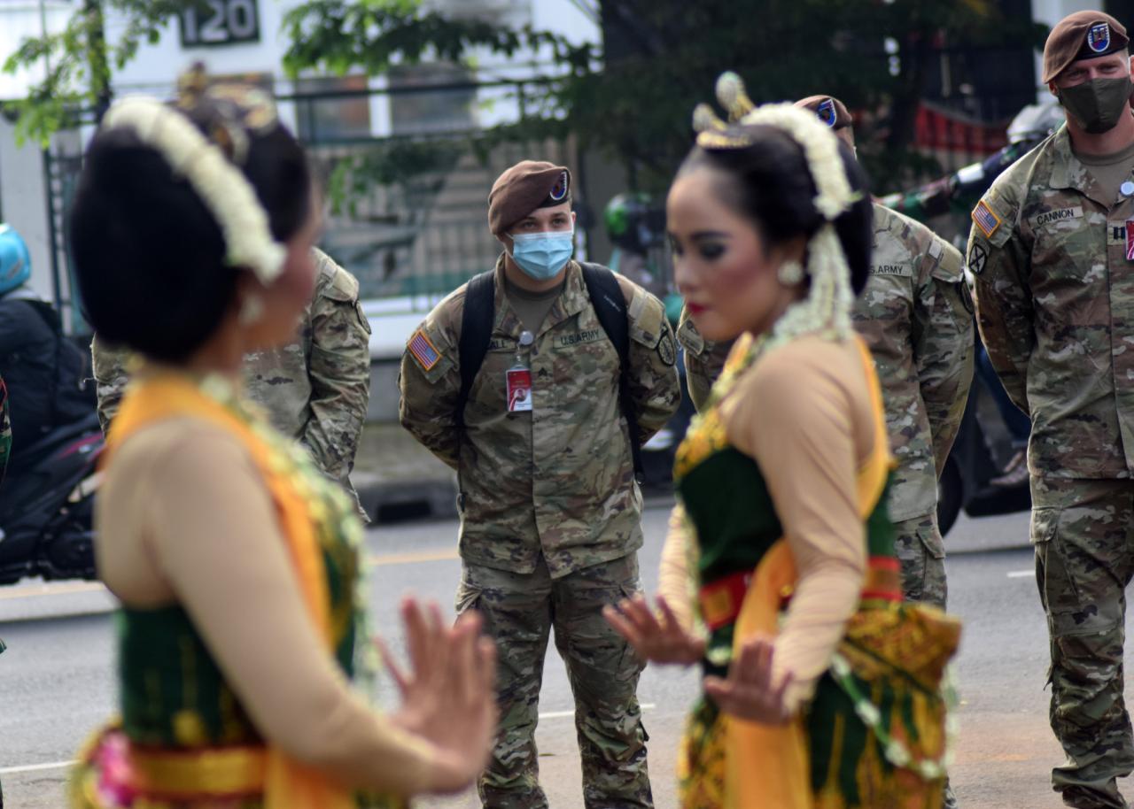 Tari Gambyong Sambut...