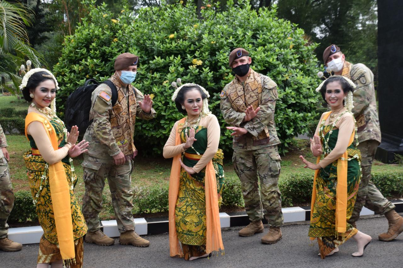 Tari Gambyong Sambut...