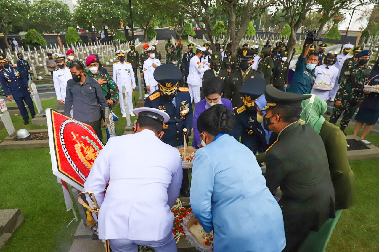 Panglima TNI Pimpin...
