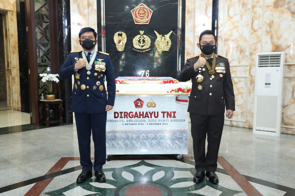 Panglima TNI Menerima...